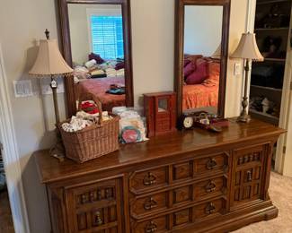 MATCHING KING SIZE DOUBLE MIRROR DRESSER.