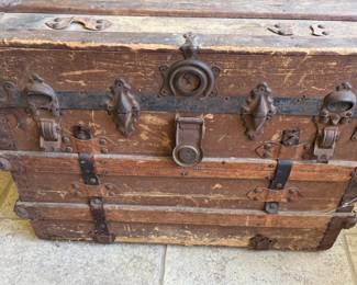 ANTIQUE STEAMER TRUNK.