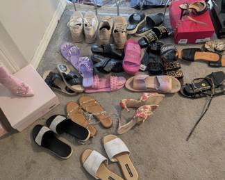 Flat shoes
Heels