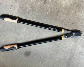 D101 - $10. Fiskars Loppers.