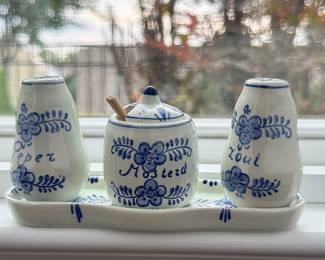 D124 - $20. Peper, Mosterd, Hout on a tray.