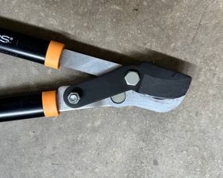D101 - $10. Fiskars Loppers.