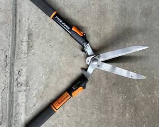 D102 - $15. Fiskars Telescoping Hedge Trimmers.