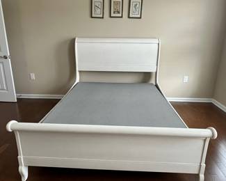 D17 - $400 - Queen Size Ethan Allen "Chloe" White Sleigh Bed. Excellent Condition. Measures 64W x 88D x 51T.