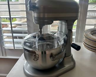 D33 - $225. Silver Kitchen-Aid Professional Series Stand Mixer. 6 Quart - Bowl Lift. Used but like-new condition. Motor sounds good! Model KP26M9PCCU.