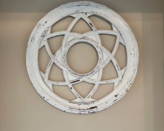 D16 - $25 - Decor 24" Diameter