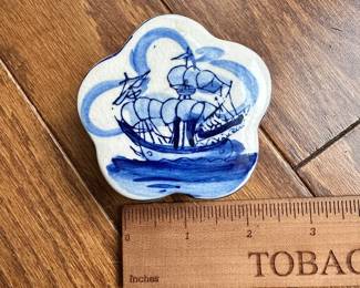 D120 - $10. Small Delft Trinket Box.