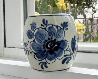 D126 - $8. Small Delft Planter.