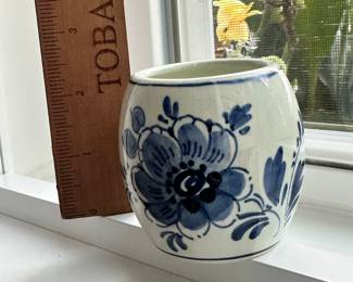 D126 - $8. Small Delft Planter.