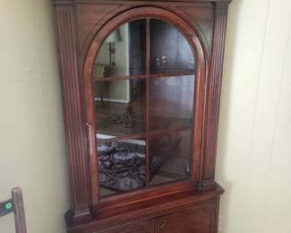 Corner cabinet