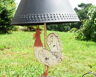 Rooster lamp with metal shade