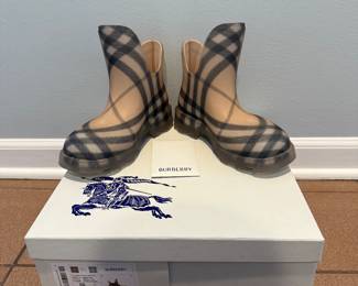 Burberry size 6