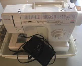 Portable Singer sewing machine (5050C)
