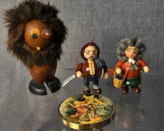 Vintage Sveistrup Denmark Teak Kthe Wohlfahrt Christmas Figures 1940s Stratton Compact Mirror.