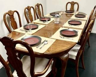 50 LOT. Queen Anne Dining Table with 8 Chairs Two Leafs