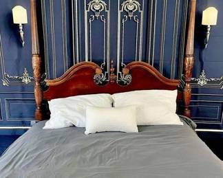 25 LOT. Farmhouse Harvest Carved Poster Bed Queen