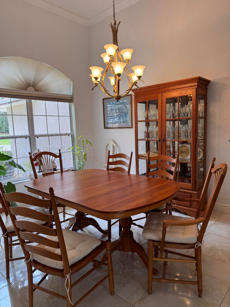 Beautiful Cherry 🍒 dining room set 