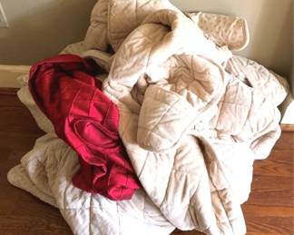 437 - Lot of Linens