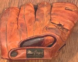 354 - MacGregor Baseball Glove - 9" x 9"