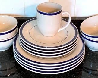 119 - 13 Piece Dish Set