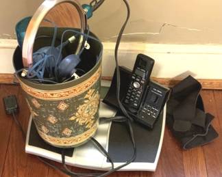 280 - Lot of Assorted Items You are buying a used as-is electric/electronic item. We do not guarantee all components are present, and if it is not expressly stated, it is untested.