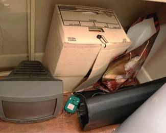 321 - Lot of Assorted Items You are buying a used as-is electric/electronic item. We do not guarantee all components are present, and if it is not expressly stated, it is untested.