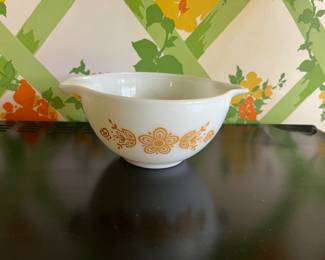 Vintage Pyrex Bowl 1/2 PT
Butterfly Gold