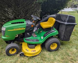 John Deere L111 Automatic riding lawn mower with bagger, 717 hours