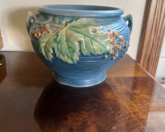 Roseville pottery Bushberry blue 657–4