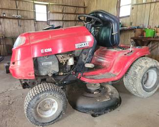 Lawn tractor - needs battery.