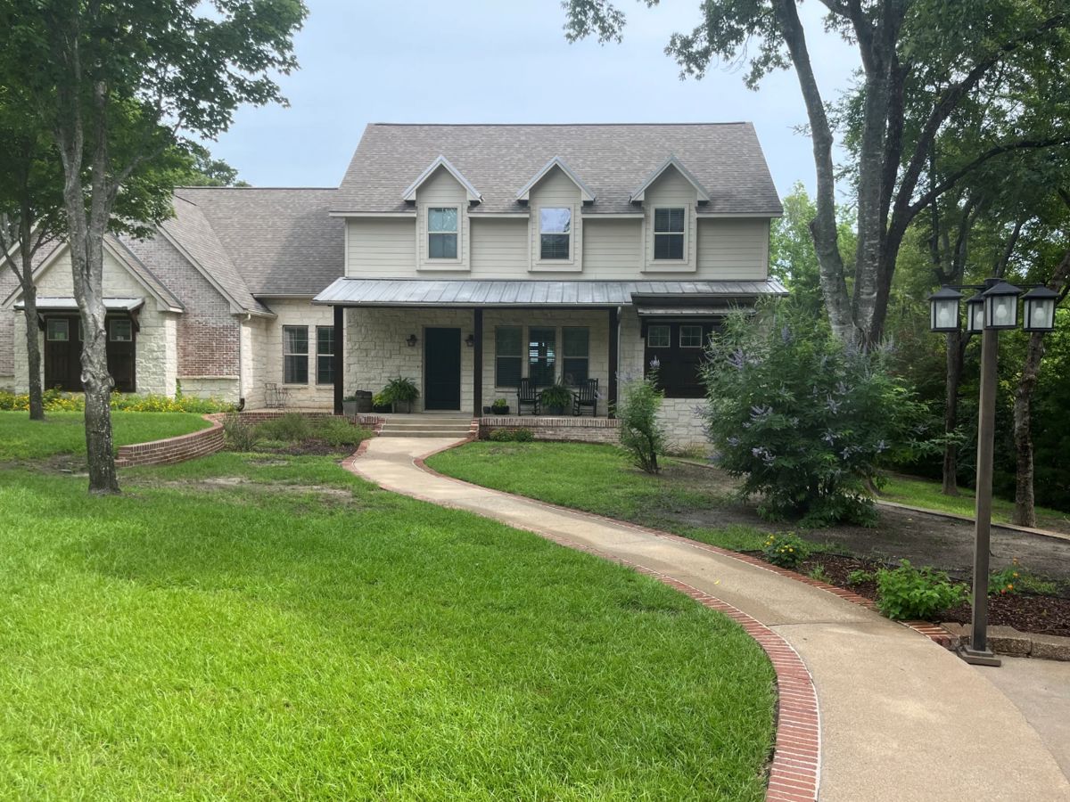 Welcome to 16510 Fox Run!