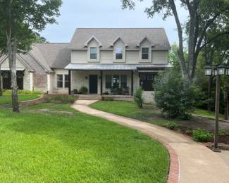 Welcome to 16510 Fox Run!