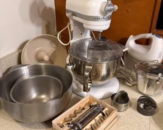 Kitchenaid Mixer and vintage cake decorating kit