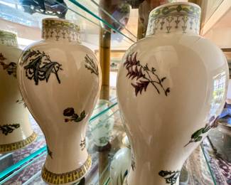 Pair of vases lovely birds, flora and fauna