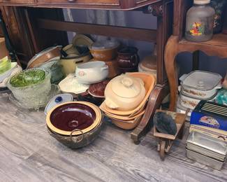 Many bowls/kitchenware