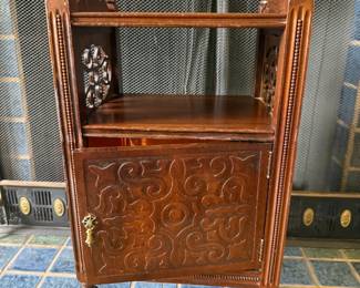 Humidor (26.1/2in T | 13.1/2in W | 10.3/4in D)
