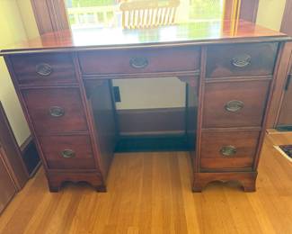 Vintage Mahogany Desk 29in T | 41in L | 20in D