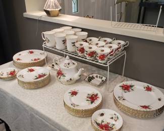 ROYAL ALBERT "POINSETTIA "16 setting plus extras