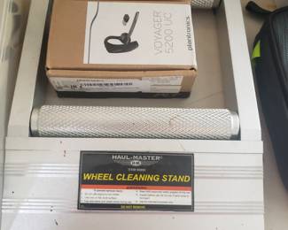 Wheel cleaning stand