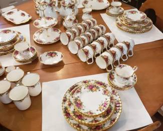 ROYAL ALBERT "old country roses"
Setting of 12 plus extras