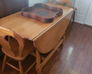 Nice drop leaf dining table w 4 chairs