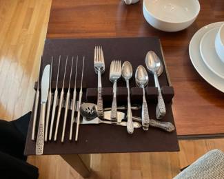 NICE FLATWARE SET