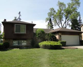 Look at that, another shot of the house in Livonia, where we will be having an outstanding Estate Sale