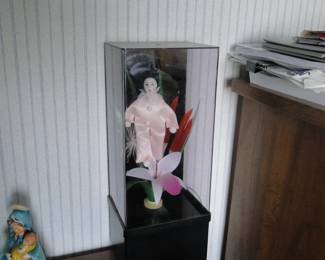 Very nice, encased, Geisha Doll