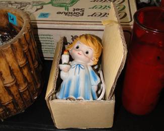 Vintage chalkware holiday caroler