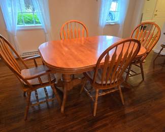 Dining Room Table w 4 Chairs & Leaves