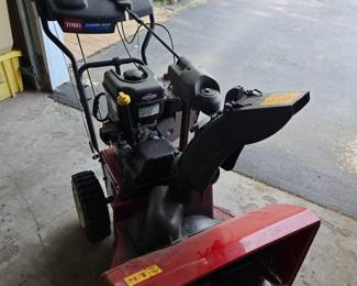 Snow Blower w Electric Start - Like New Condition