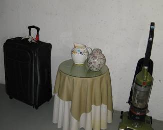 And a nice round accent table