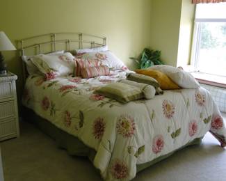 Queen bed, with all the trimmings