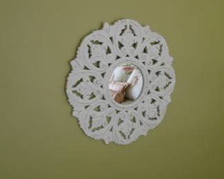 Round mirror with all the details that you would expect